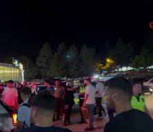  Karab&uuml;k'te şoke eden kaza: Fren yerine gaza basınca kafeye girdi