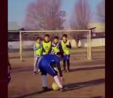 K&uuml;&ccedil;&uuml;k futbolcuların zeka dolu organizasyonu viral oldu