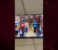 Markette kan donduran anlar: G&ouml;z&uuml; d&ouml;nm&uuml;ş cani &ccedil;ocuğu defalarca yere fırlattı