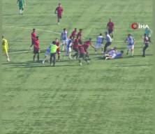 Mersin'deki futbol ma&ccedil;ında saha karıştı: Tekme tokat birbirlerine girdiler