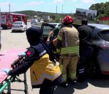 Pendik'te iki otomobil &ccedil;arpıştı: 1'i &ccedil;ocuk 2 yaralı