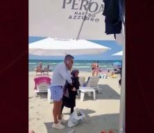 Plajda yaşlı teyzenin bastonuyla g&ouml;revliyi kovaladığı anlar g&uuml;ndem oldu