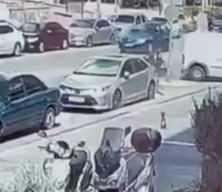Sağ şeritten sola ani d&ouml;n&uuml;ş kazaya yol a&ccedil;tı: 2 polis memuru yaralandı