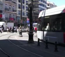 Sirkeci&rsquo;de tramvay yayaya b&ouml;yle &ccedil;arptı! Esnaf "hızlı gidiyorlar" diyerek isyan etti