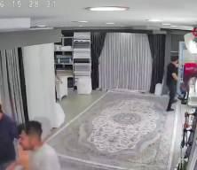 Sokaktaki kavga perdecide devam etti o anlar kameralara yansıdı...