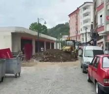 Trabzon'da CHP'den ayrılanlar, parti tabelasını &ccedil;&ouml;pe attılar