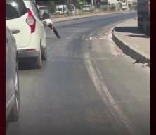 Para dolu &ccedil;uval patlayınca trafikte ilgin&ccedil; anlar ortaya &ccedil;ıktı