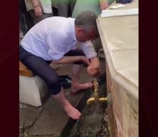 Yeni Parti Genel Başkanı &Ouml;zg&uuml;r &Ouml;zel'in abdest alırkenki g&ouml;r&uuml;nt&uuml;leri servis edildi