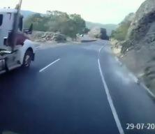  Kolombiya'da freni patlayan tırı kendi aracıyla durduran şof&ouml;r faciayı &ouml;nledi