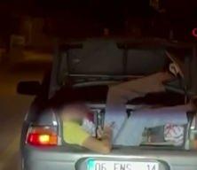 Ara&ccedil; bagajındaki tehlikeli yolculuk kamerada