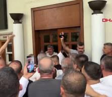 Belediye binasına girerek eylem yapan servis&ccedil;ilere biber gazlı m&uuml;dahale