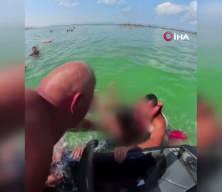 Boğulma tehlikesi ge&ccedil;iren anne ve iki &ccedil;ocuğun kurtarılma anı kamerada