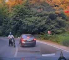 Bolu'da motosikletin otomobile &ccedil;arptığı kaza, ara&ccedil; i&ccedil;i kamerasında