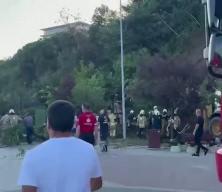 B&uuml;y&uuml;k&ccedil;ekmece'de g&ouml;&ccedil;&uuml;k altında 2 kişinin kaldığı iddiası &uuml;zerine kurtarma &ccedil;alışmaları s&uuml;r&uuml;yor