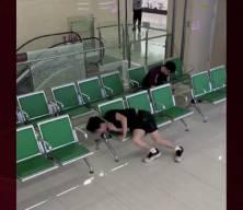 &Ccedil;in'de bekleme salonunda kafası koltuğun kenarına sıkışan gencin zor anları