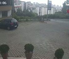 Fren yerine gaza basan s&uuml;r&uuml;c&uuml; site duvarından aşağı u&ccedil;tu: 1&rsquo;i &ccedil;ocuk 3 yaralı!