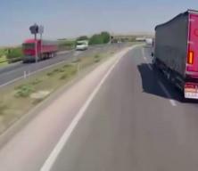 Freni patlayan tır karşı şeride ge&ccedil;ip dehşet sa&ccedil;tı: Feci kaza saniye saniye kamerada