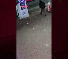 Londra'da film gibi soygun: ATM'yi &ccedil;eki&ccedil;le par&ccedil;alayıp arabayla yerinden s&ouml;kt&uuml;ler