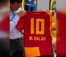 Havalimanında forması &ccedil;ıkarılan taraftara Trabzon cephesinden &ouml;zel Salah forması jesti