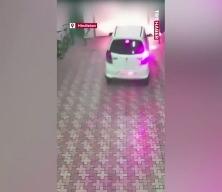 Hindistan'da feci kaza: Otomobil 7 metrelik asans&ouml;r boşluğuna d&uuml;şt&uuml;