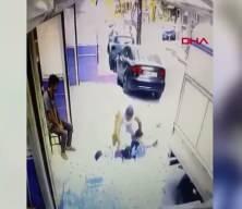 İstanbul'da tepki &ccedil;eken g&ouml;r&uuml;nt&uuml;! Sokaktaki 3 &ccedil;ocuğa vicdansız hareket kamerada