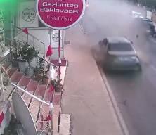 Kartal'da s&uuml;r&uuml;c&uuml;s&uuml;n&uuml;n kontrol&uuml;nden &ccedil;ıkan otomobil takla atarak dehşet sa&ccedil;tı