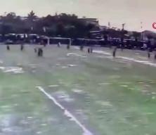 Ma&ccedil; oynanırken sahaya yıldırım d&uuml;şt&uuml;: 1 &ouml;l&uuml;, 9 yaralı