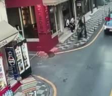 Polisten ka&ccedil;an motosikletli kaldırımda vali yardımcısına &ccedil;arpıp ka&ccedil;tı