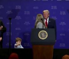 Trump sahnede &ccedil;ocuk peşinde koştu, mikrofonu alıp Biden&rsquo;a y&uuml;klendi!
