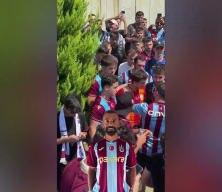 Salah karşılamasında g&uuml;ndem olan anlar! Galatasaray formasını &ccedil;ıkarttırdılar