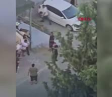 Taziye evindeki kavgada silah &ccedil;ekip husumetlilerini kovaladı