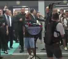Trabzon'a  gelen Mohamed Salah'ı binlerce taraftar karşıladı