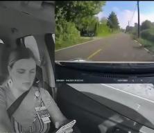 Trafikte telefon kullanan gen&ccedil; az kalsın bunu hayatıyla &ouml;d&uuml;yordu