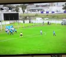 Uruguay 2. Ligi'nde akılalmaz olay! Topu uzaklaştırmak isterken kazaya yol a&ccedil;tı