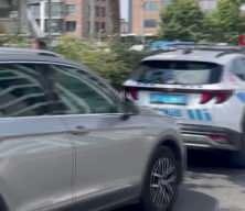 Yayaya yol veren polis aracına başka bir araba &ccedil;arptı