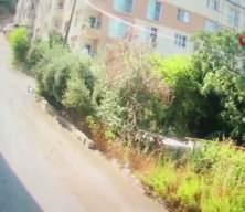 Yokuşu &ccedil;ıkamadı, geri geri kayıp &uuml;zerine d&uuml;şt&uuml;! Talihsiz kadının acı sonu
