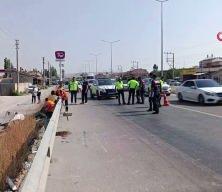 Yolcu otob&uuml;s&uuml; kamyonete &ccedil;arptı: 1 &ouml;l&uuml;, 15 yaralı