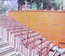 Beton blokta uzandı, dengesini kaybedip merdivenlere d&uuml;şt&uuml; 