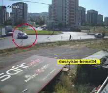 Direksiyon hakimiyetini kaybeden s&uuml;r&uuml;c&uuml; yayayı ezdi