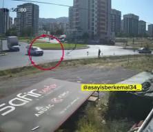 Direksiyon hakimiyetini kaybeden s&uuml;r&uuml;c&uuml; yayayı ezdi