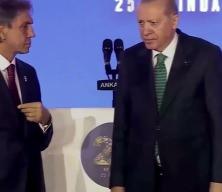 Erdoğan rozetini taktı, tarihe ge&ccedil;ti! AK Parti&rsquo;nin ilk S&uuml;ryani Başkanı
