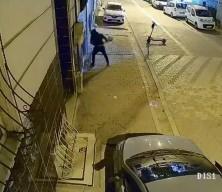 Esenyurt&rsquo;ta eski sevgili dehşeti: Scooter ile gelip binayı ateşe verdi