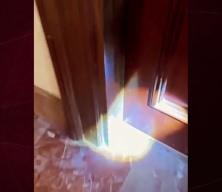 Hırsızların yeni y&ouml;ntemi deşifre oldu: Kapıdaki "ince ip" tuzağına dikkat