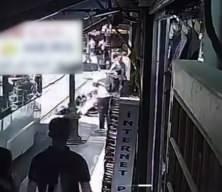 İstanbul'da tramvay yoluna devrilen bebek arabası y&uuml;rekleri ağza getirdi