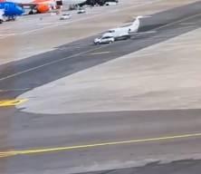 Milano Linate Havalimanı'nda hizmet aracı &ouml;zel jete &ccedil;arptı