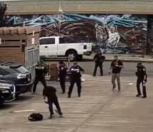 Mızrak taşıyan adama 8 polis birden m&uuml;dahale etti! ABD'deki feci &ouml;l&uuml;m kamerada