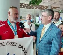 &Ouml;zel sporculardan tarihi başarı: İsve&ccedil;&rsquo;ten d&uuml;nya şampiyonluğuyla d&ouml;nen millilere g&ouml;rkemli karşılama!