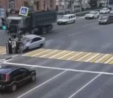 Rusya'da dehşet anları: Kontrolden &ccedil;ıkan ara&ccedil; ışıklardaki yayaları bi&ccedil;ti