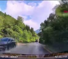 Trafik canavarı kamyon s&uuml;r&uuml;c&uuml;s&uuml; az kalsın taksiyi bi&ccedil;iyordu