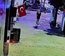 T&uuml;rk bayrağını yakmaya &ccedil;alışan kadın tepki &ccedil;ekti
